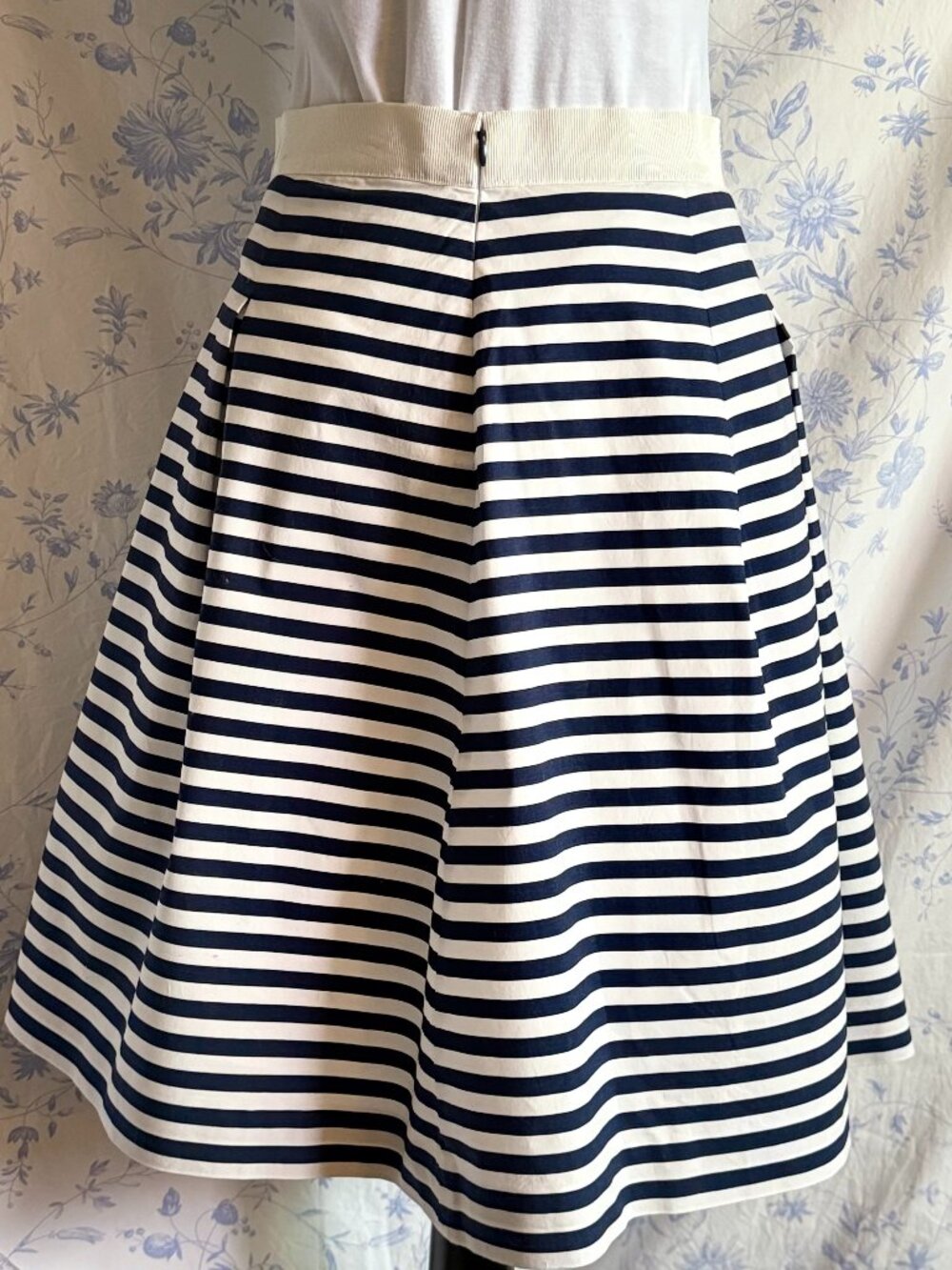NWOT LOFT (SIZE 2) Navy & Off-White Striped Box-Pleated Skirt